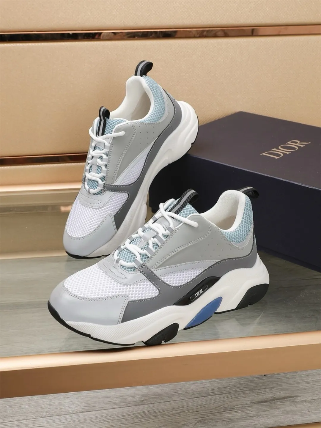 Men's shoes 💰P460💰【Dior】Dior✨ is online at the same time👏 This casual sneaker is a new product in the series and continues Di*r's classic style. The upper is made of original mesh and cow leather, with a two-color textured outsole, and the brand's iconic details on the rear collar and heel to enhance the style. Fashionable and versatile. Wear it with jeans or slacks for a casual look. Size: 38-44 (45 customized)